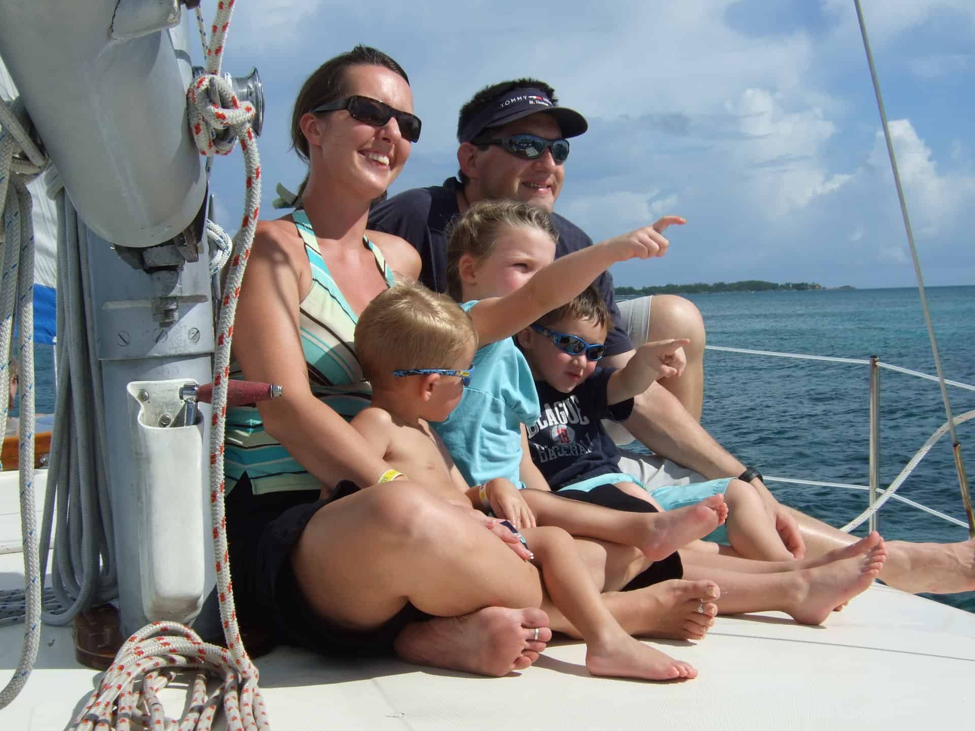 Sailing ashley. Барефоот Саилинг. Дети на яхте. Голая семья с детьми на яхте. Barefoot Sailing Adventures Ashley.